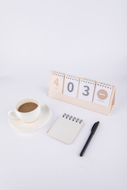 咖啡便簽本與科技辦公美學(xué) 工業(yè)自動化時代的商務(wù)攝影圖鑒